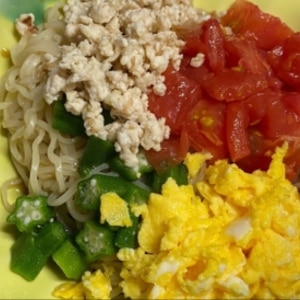 鶏そぼろときゅうりともやしの冷麺